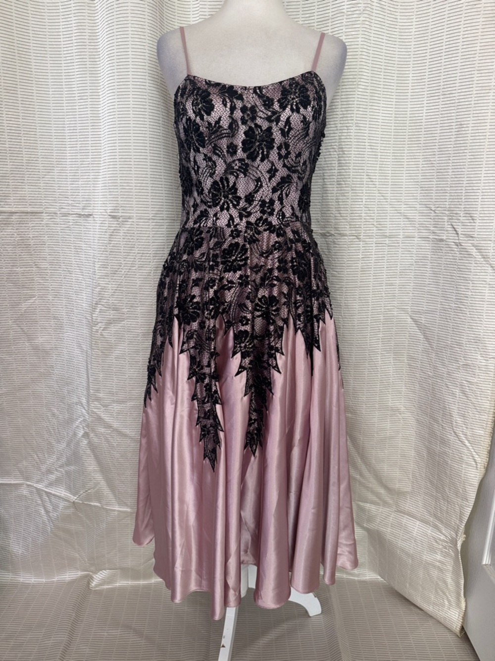 Sue Wong lavender pink lilac knee-length dress satin skirt black lace on bodice